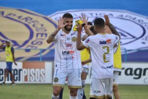 Jogadores da Aparecidense comemoram classificação