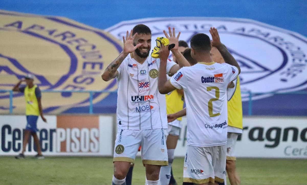 Jogadores da Aparecidense comemoram classificação