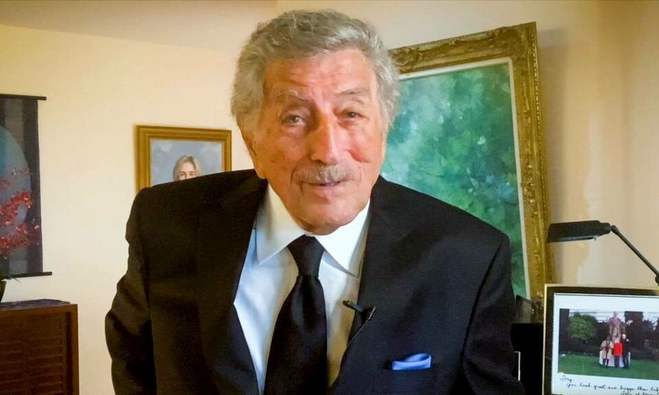 Susan Crown diz que cantor reconhece ela e os filhos. Tony Bennett não sabe que tem Alzheimer, afirma esposa do cantor Lady Gaga