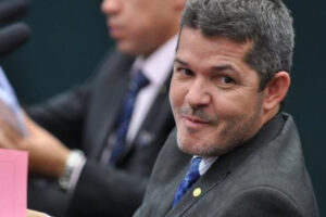 Caiado convida Delegado Waldir para assumir Detran-GO