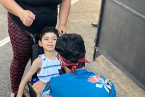 A chegada de Gusttavo Lima ao Serra Dourada foi marcada por emoção após o artista realizar o sonho de um fã mirim com paralisia cerebral. (Foto: Mais Goiás)