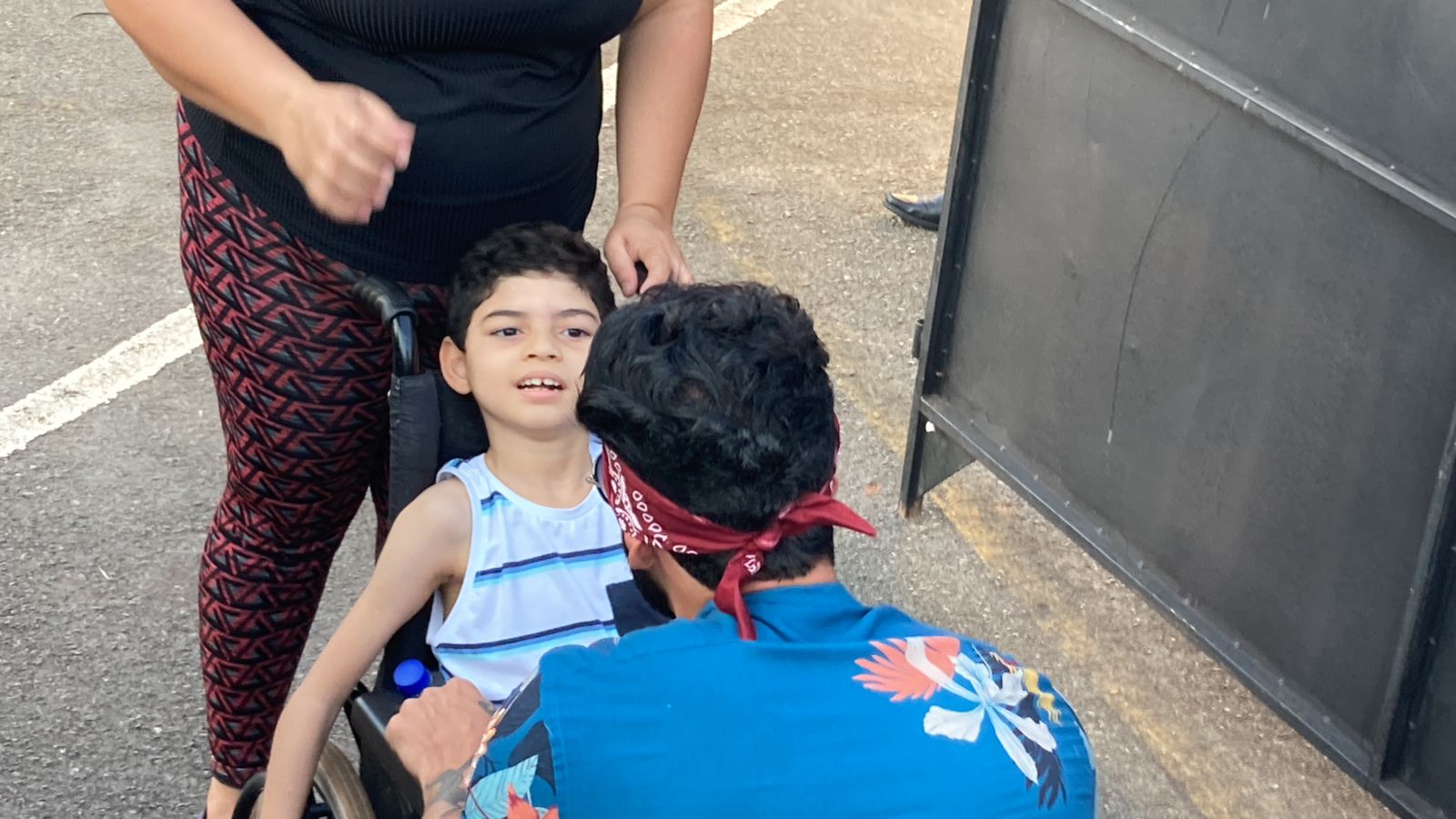 A chegada de Gusttavo Lima ao Serra Dourada foi marcada por emoção após o artista realizar o sonho de um fã mirim com paralisia cerebral. (Foto: Mais Goiás)