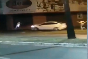 Homem é preso por tentar atropelar policial que impediu que ele agredisse a mulher, em Goiânia (Foto: Reprodução/TV Anhanguera)