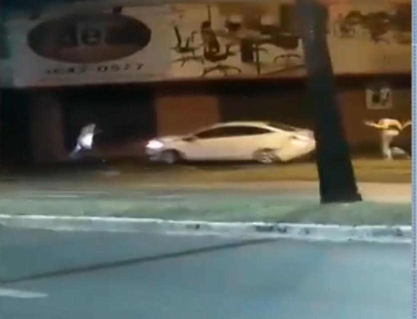 Homem é preso por tentar atropelar policial que impediu que ele agredisse a mulher, em Goiânia (Foto: Reprodução/TV Anhanguera)