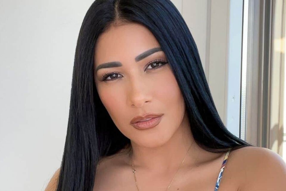Simaria decote "Já pensou em abrir um Onlyfans?", indagou internauta Simaria chama atenção ao exibir decote com body cavado; foto