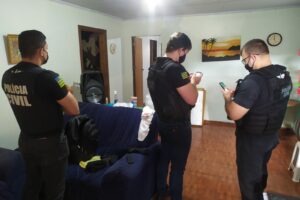 Agentes da PC durante o cumprimento de mandados