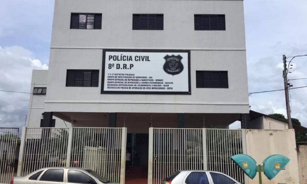 Prédio da Polícia Civil em Rio Verde - Suspeito de roubar mulheres atraídas para encontro amoroso foi morto. Ele tentou atropelar policial