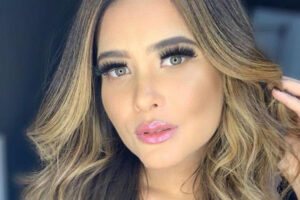 Geisy Arruda bronzeado micro biquíni "Outubro Rosa e ela tá toda Rosinha", escreveu a influencer que gosta de causar. Geisy Arruda usa micro biquíni para mostrar bronzeado: vídeo