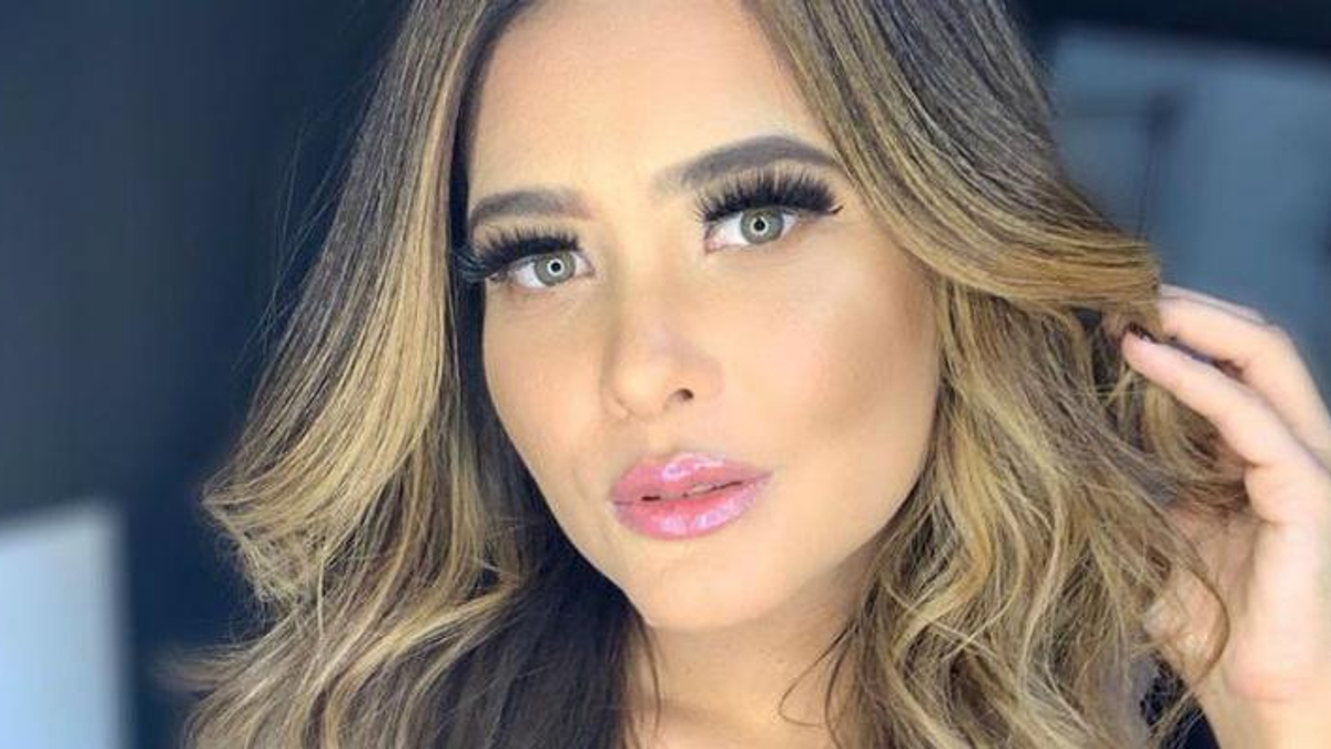 Geisy Arruda bronzeado micro biquíni "Outubro Rosa e ela tá toda Rosinha", escreveu a influencer que gosta de causar. Geisy Arruda usa micro biquíni para mostrar bronzeado: vídeo