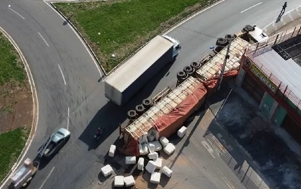 Caminhão tombou no anel viário, em Aparecida (Foto: Reprodução - TV Anhanguera)