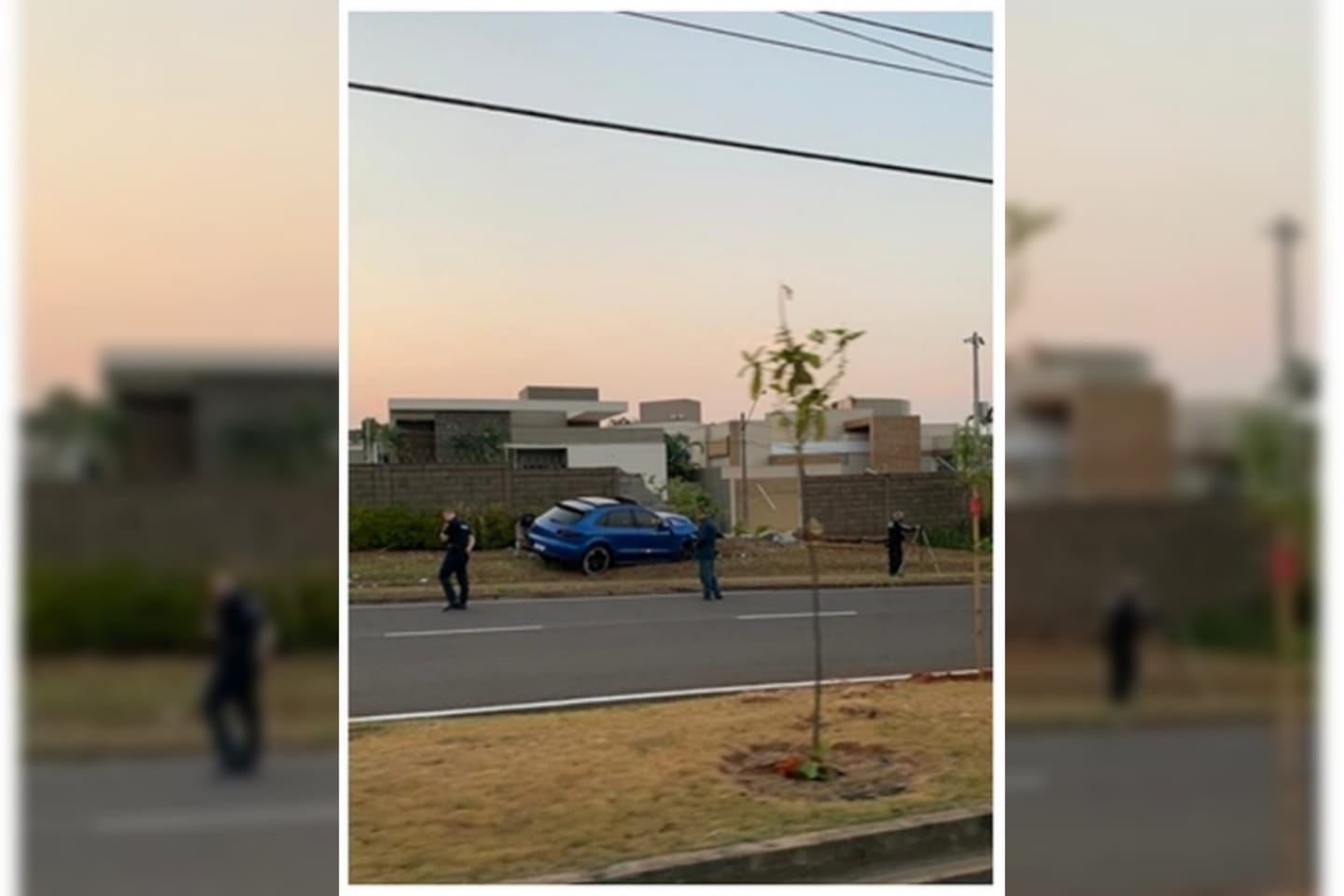 Após perder o controle do Porsche, o motorista colidiu contra o muro do condomínio de luxo