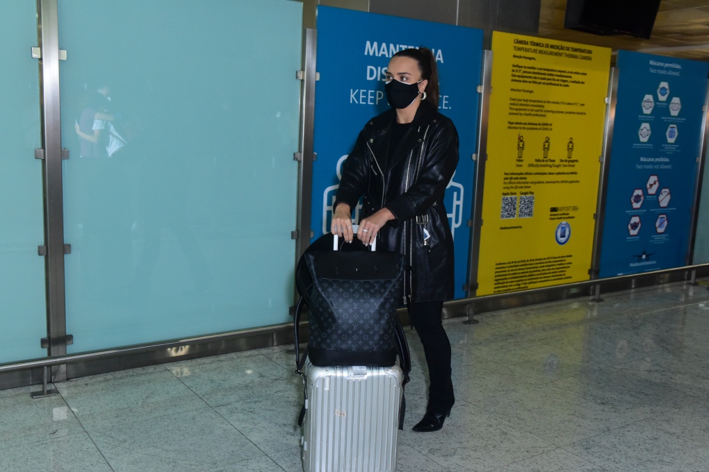 Rafa Kalimann no Aeroporto Internacional de Guarulhos rumo a Nova York para estudar inglês e atuação