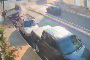 Carro capota após acidente e cai sobre motos estacionadas, em Luziânia (Foto: Reprodução/TV Anhanguera)