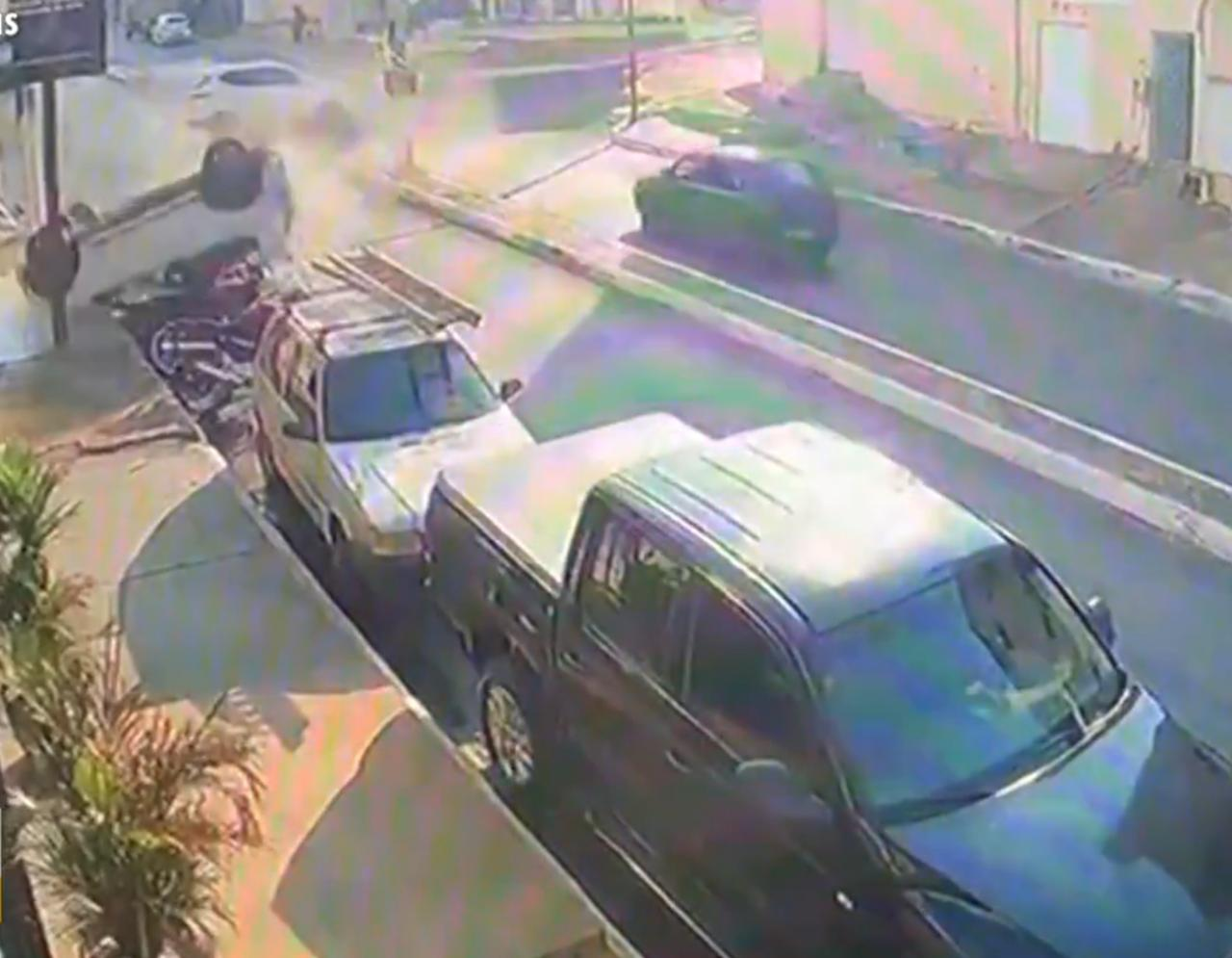 Carro capota após acidente e cai sobre motos estacionadas, em Luziânia (Foto: Reprodução/TV Anhanguera)