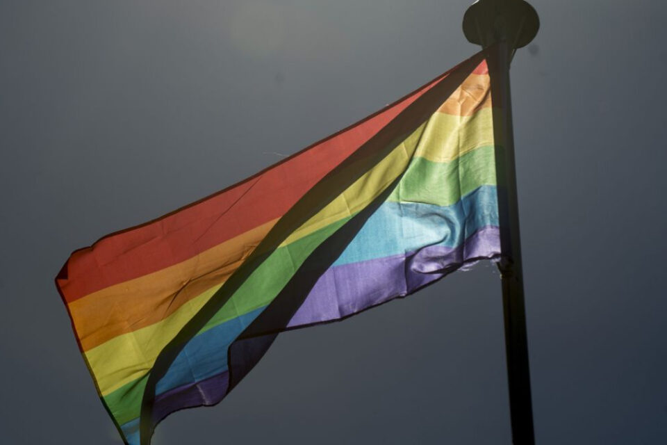 Buscas por 'Sou gay?', 'Sou lésbica? e 'Como sair do armário?' no Google subiram 1.300% desde 2004 conservador lidera questionamentos