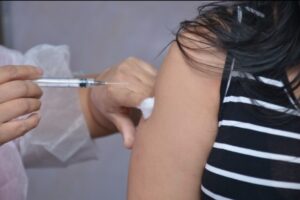 Aparecda convoca adultos a se vacinarem contra Covid-19 neste fim de semana (Foto: Enio Medeiros - SecomAparecida)