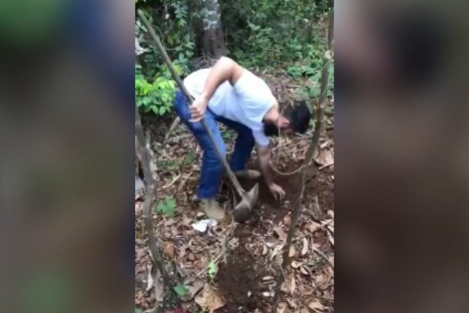 Homem é preso ao esconder drogas no quintal de casa, em Aragoiânia