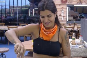 Incidente aconteceu em distração na cozinha; ela não se feriu. A Fazenda: Cabelo de Marina Ferrari pega fogo: veja o vídeo