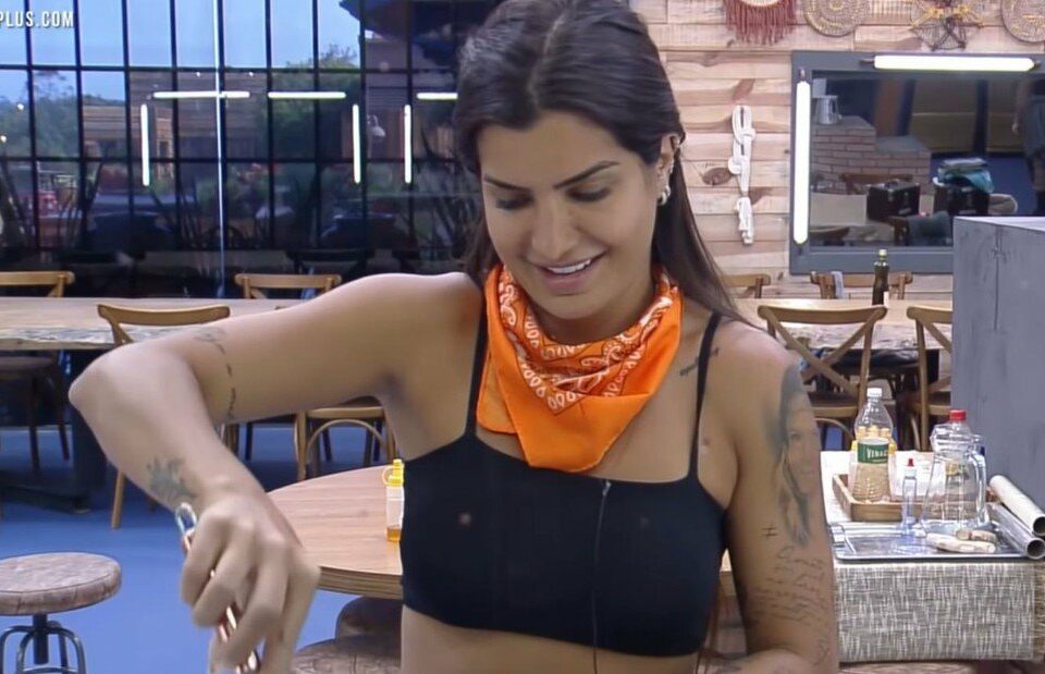 Incidente aconteceu em distração na cozinha; ela não se feriu. A Fazenda: Cabelo de Marina Ferrari pega fogo: veja o vídeo