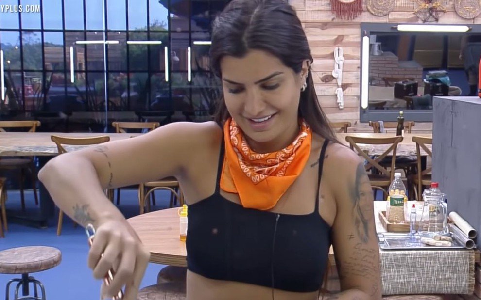 Incidente aconteceu em distração na cozinha; ela não se feriu. A Fazenda: Cabelo de Marina Ferrari pega fogo: veja o vídeo