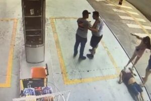 Motorista de aplicativo de 68 anos apanha da passageira e do marido em Goiânia (Foto: Reprodução - Cãmeras de segurança)