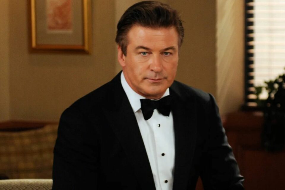 Alec Baldwin atira filme Gravações do filme "Rust" foram interrompidas; outra pessoa ficou ferida. Alec Baldwin atira em set e mata diretora acidentalmente