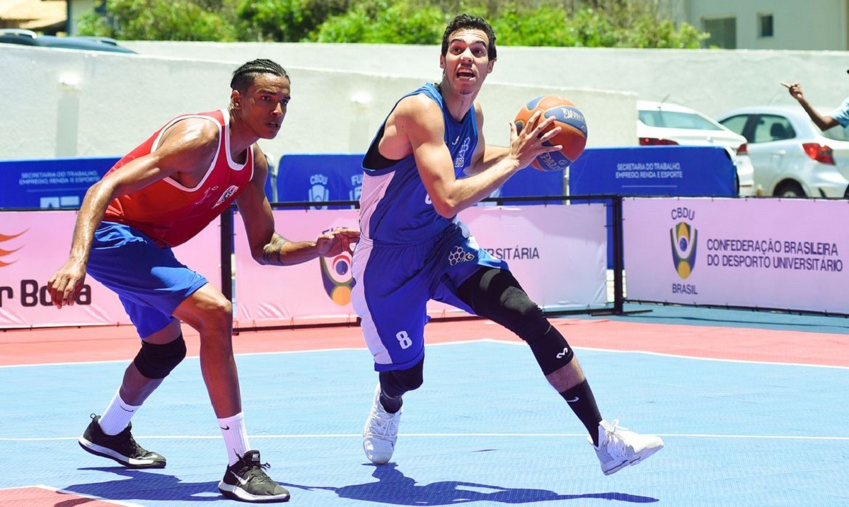Jogadores de basquete em duelo no Jogos Brasileiros Universitários