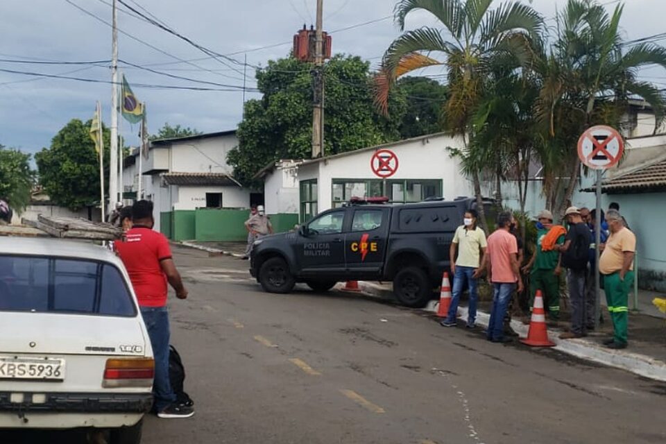 Viatura da Polícia Militar na porta da Comurg com funcionário próximo