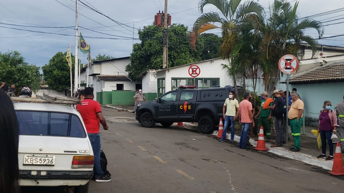 Viatura da Polícia Militar na porta da Comurg com funcionário próximo