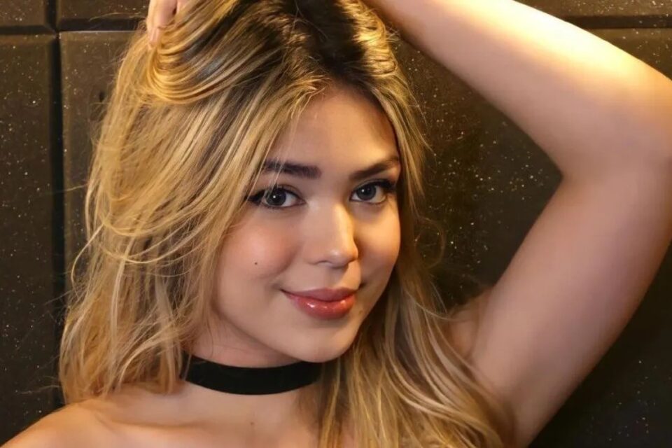Aos 14 anos, cantora mirim gosta de parecer bem mais velha. Melody causa em evento ao aparecer com look ousado e salto alto: fotos