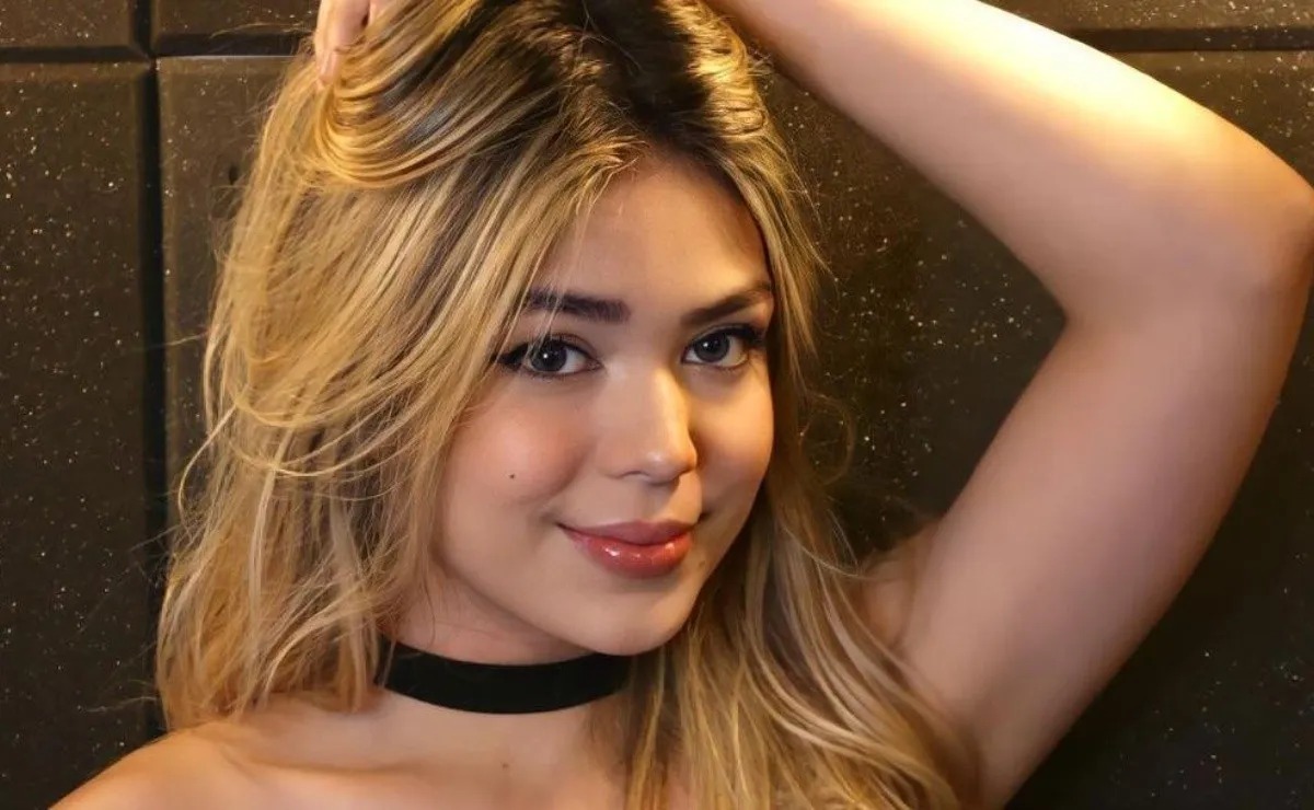 Aos 14 anos, cantora mirim gosta de parecer bem mais velha. Melody causa em evento ao aparecer com look ousado e salto alto: fotos