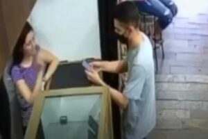 Câmera de segurança registrou o crime de furto. (Foto: Captura)