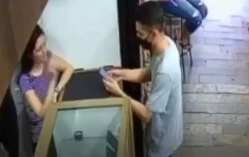 Câmera de segurança registrou o crime de furto. (Foto: Captura)