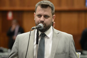 Deputado goiano diz que apoiará qualquer candidato ao governo que Bolsonaro indicar