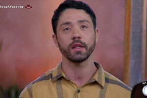 Emissora tem sido criticada devido aos cortes durante transmissão do reality no Playplus. A Fazenda Record Rico Melquíades homofobia