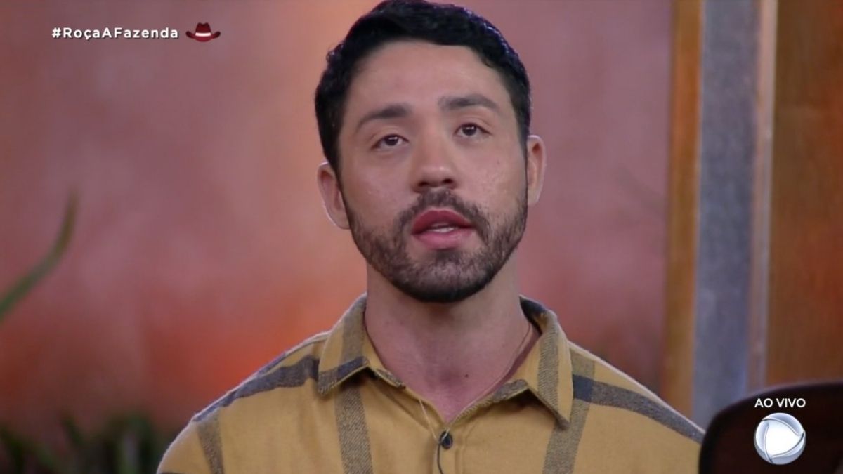 Emissora tem sido criticada devido aos cortes durante transmissão do reality no Playplus. A Fazenda Record Rico Melquíades homofobia