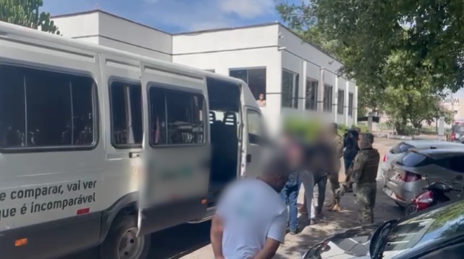 Vídeo: delegada anuncia prisão de alunos suspeitos de fraude para cursar medicina durante aula