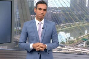 vídeo Cesar Tralli chora "Obrigada por almoçar com vocês por esses 10 anos", disse o jornalista. Cesar Tralli chora ao se despedir do SP1 e ganha aplausos: vídeo