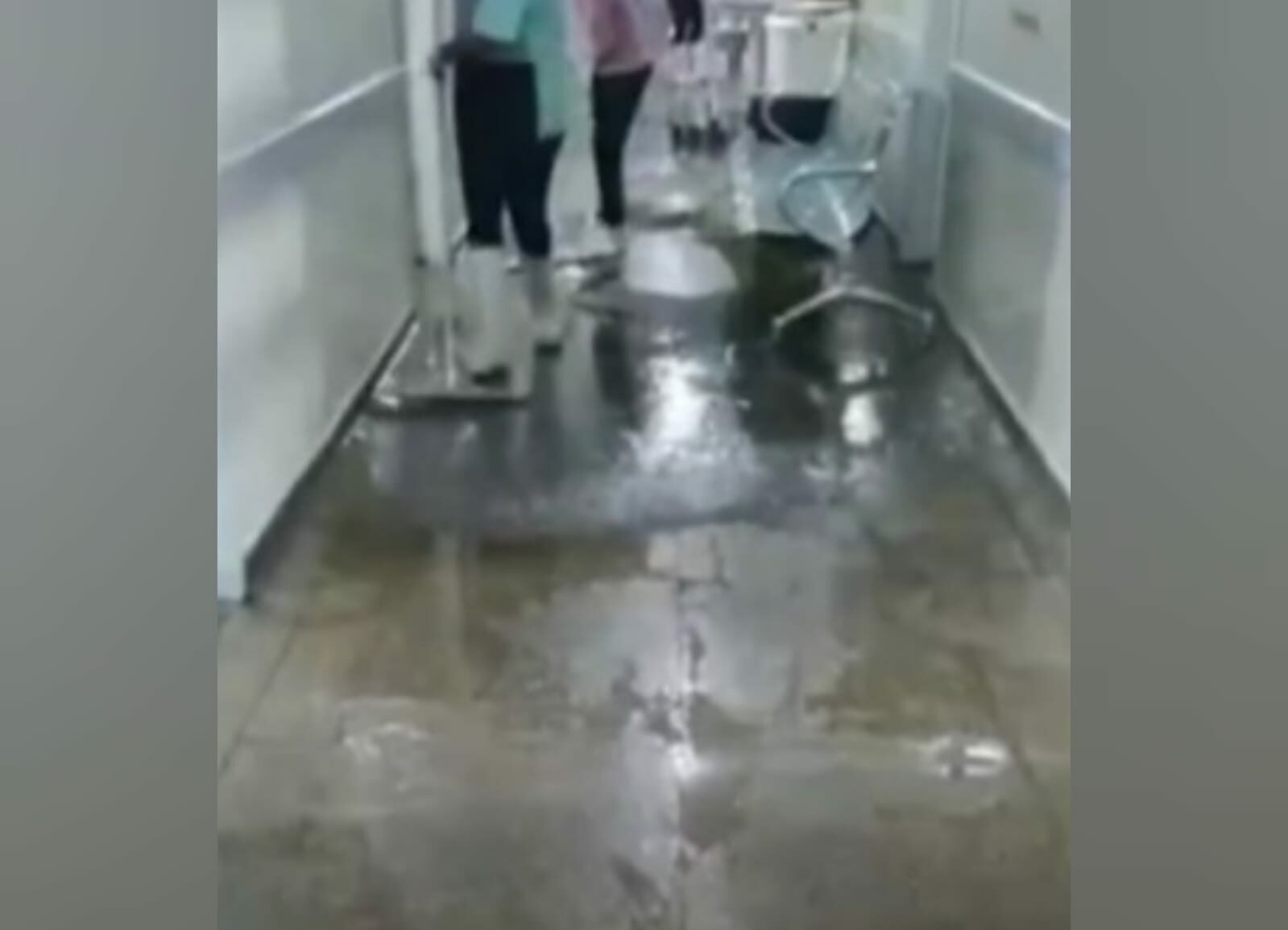 A forte chuva registrada na quinta (15) causou alagamento em um hospital de Caldas Novas e diversos outros estragos pelo estado de Goiás. (Foto: reprodução/Agência Press)