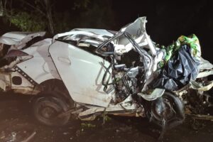 Carro destruído em acidente