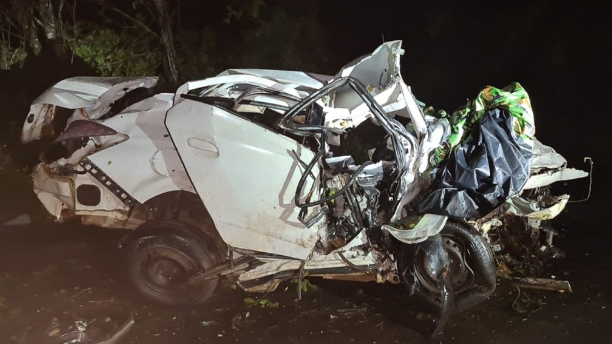 Carro destruído em acidente