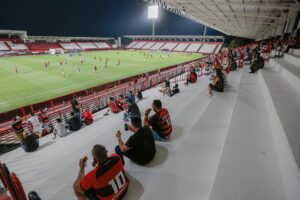 Torcedores do Atlético no estádio Antônio Accioly