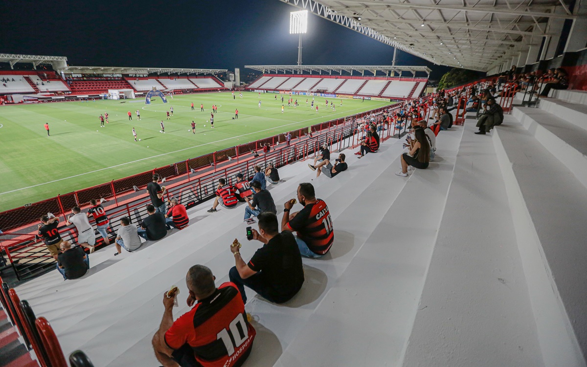 Torcedores do Atlético no estádio Antônio Accioly