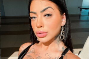 Cantora se revoltou em show: 'Parece que vomitaram em mim'. MC Mirella publica vídeo de mulher jogando bebida em seu cabelo: assista