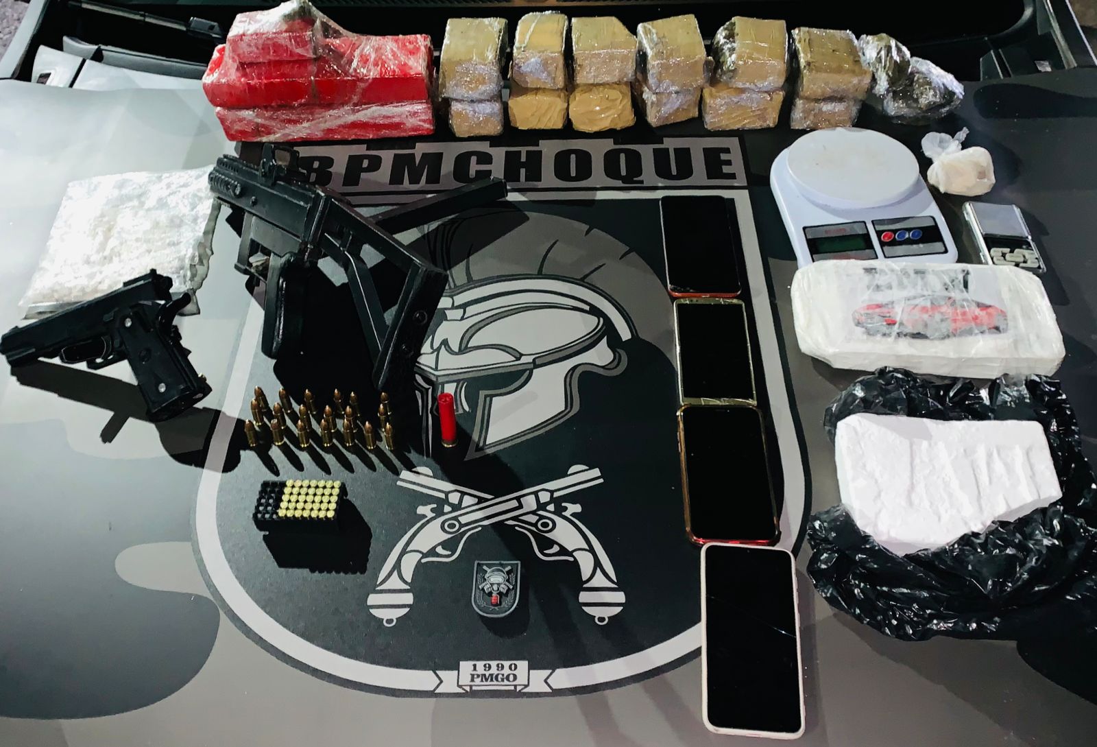 PM apreende submetralhadora que seria usada durante acerto de contas entre facções rivais