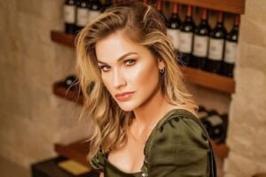 Ex (ou atual?) de Gusttavo Lima apostou em um look que deixou o corpo em evidência. Andressa Suita posa de top e deixa tatuagens à mostra