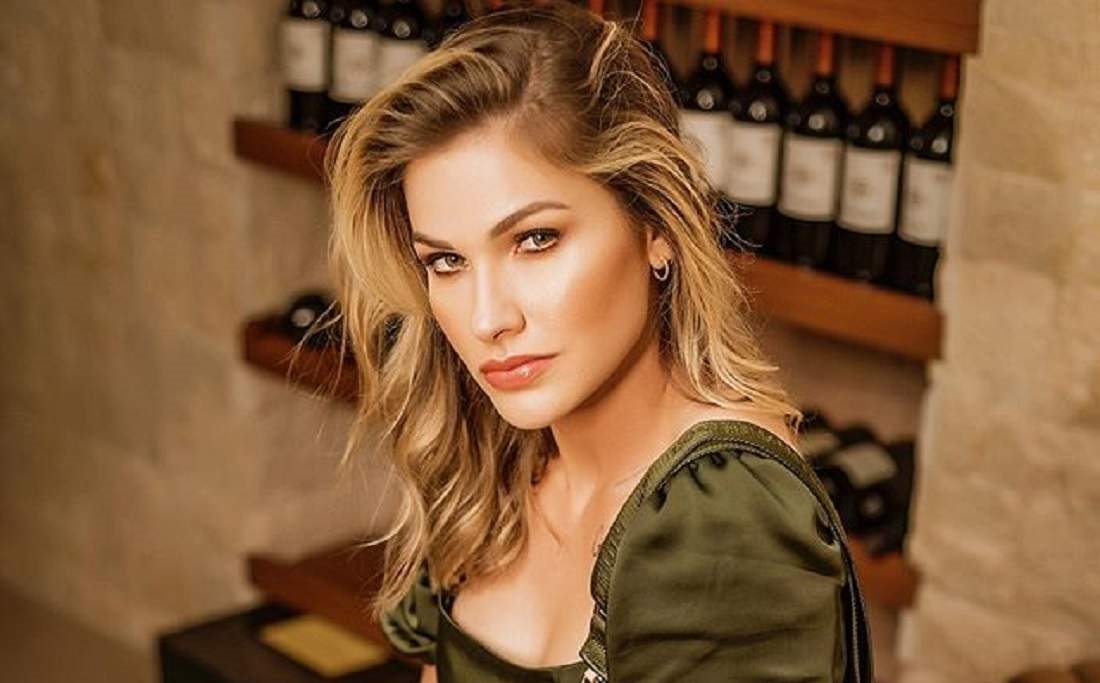 Ex (ou atual?) de Gusttavo Lima apostou em um look que deixou o corpo em evidência. Andressa Suita posa de top e deixa tatuagens à mostra