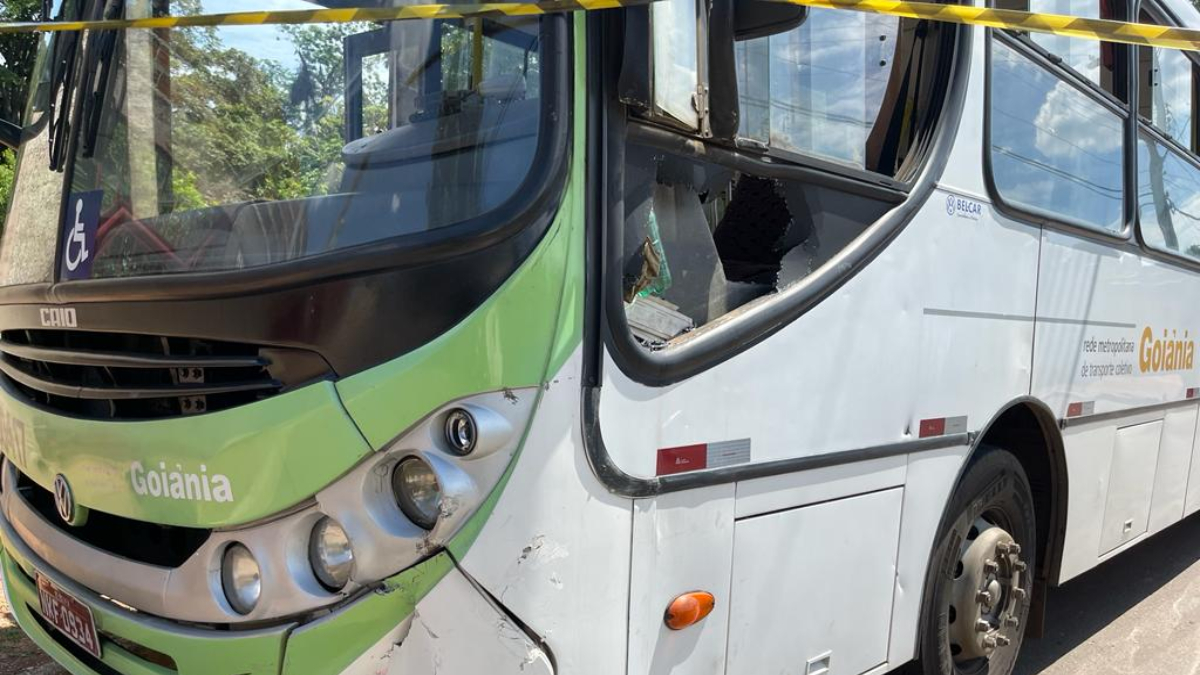 Motociclista morre após colidir contra ônibus em cruzamento de Goiânia