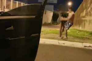 Uma transexual foi agredida em uma rua de Uberlândia. Juntamente com amigos, o agressor gravou o crime e riu da situação. (Foto: reprodução)