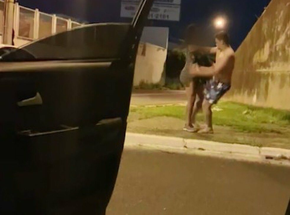 Uma transexual foi agredida em uma rua de Uberlândia. Juntamente com amigos, o agressor gravou o crime e riu da situação. (Foto: reprodução)